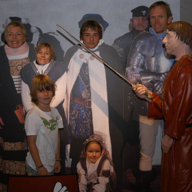 Gruppenbild einer Familie in der Burgruine Ehrenberg