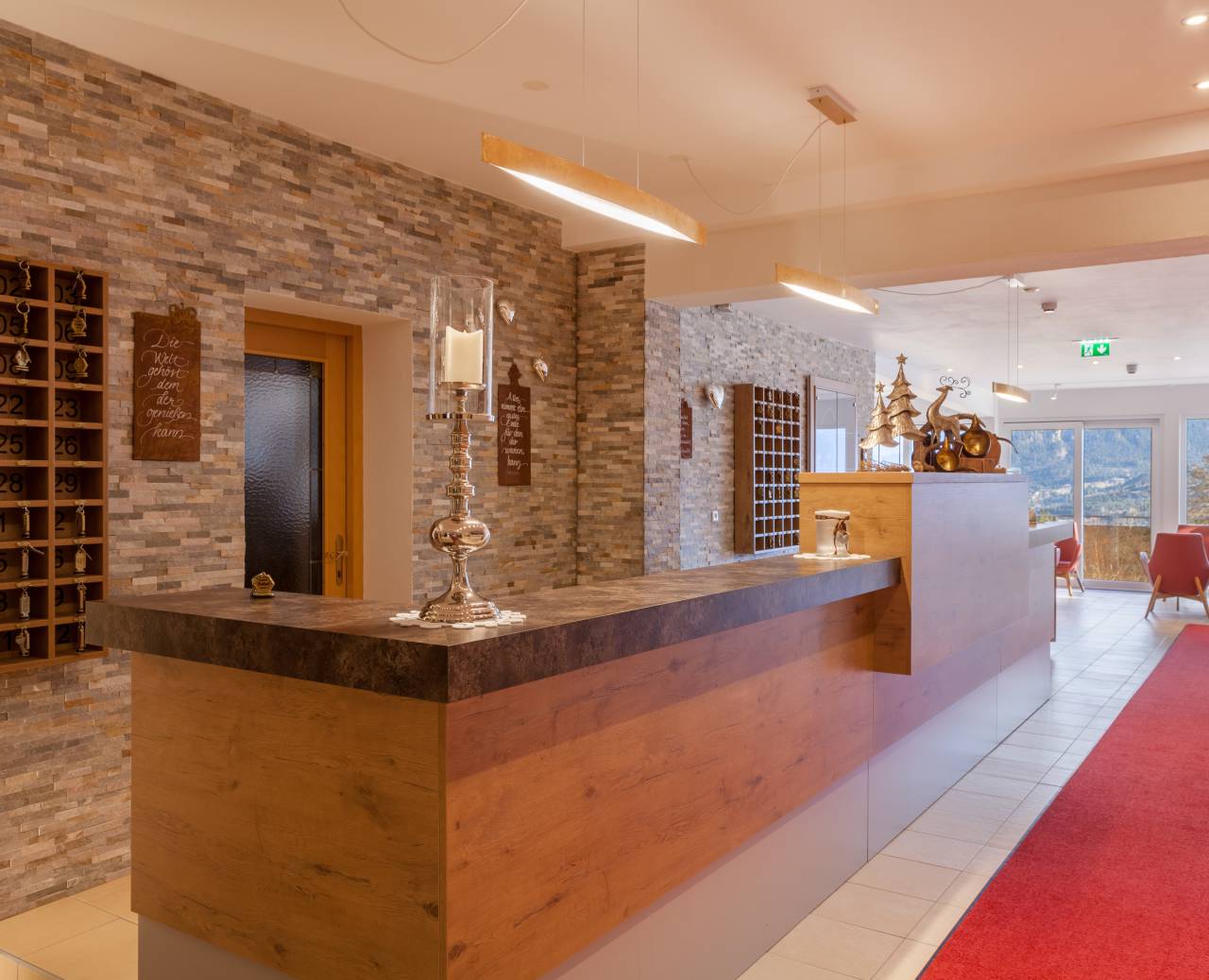 Gastvrije receptie met stijlvol ontwerp en uitzicht op de lounge
