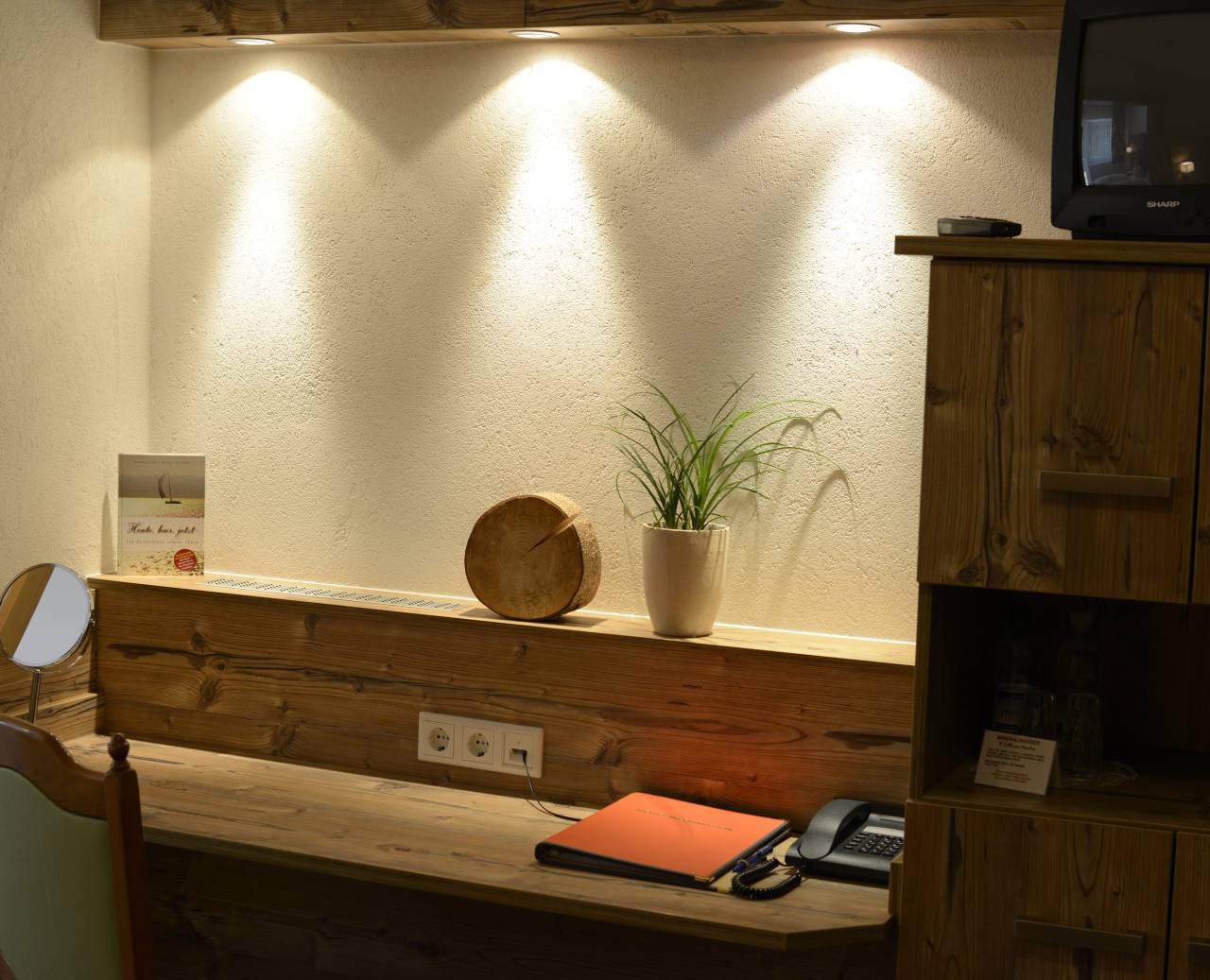 Heldere bureau met houtdecor en planten