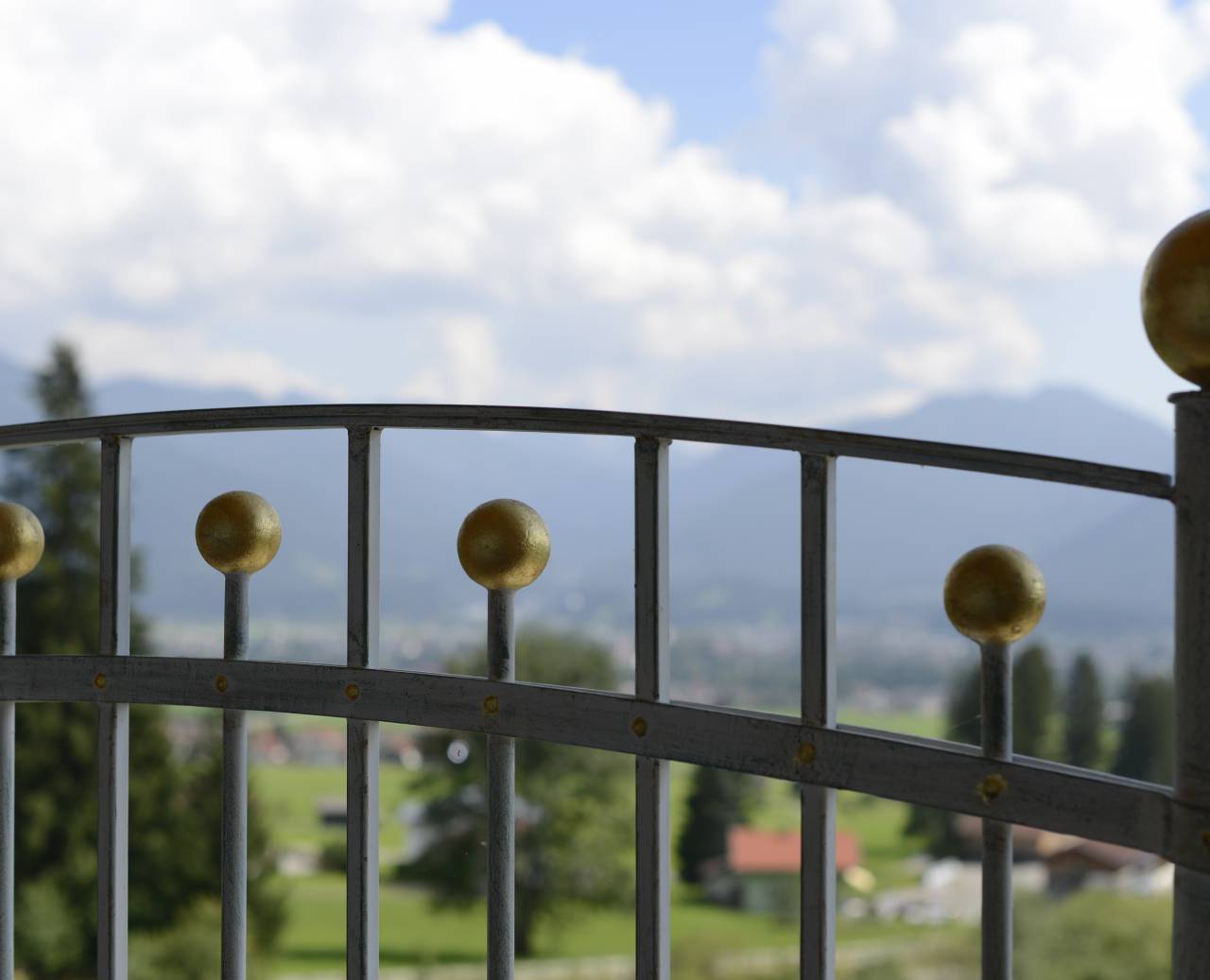Klein balkon met tafel, stoel en bloempot met uitzicht op het groen