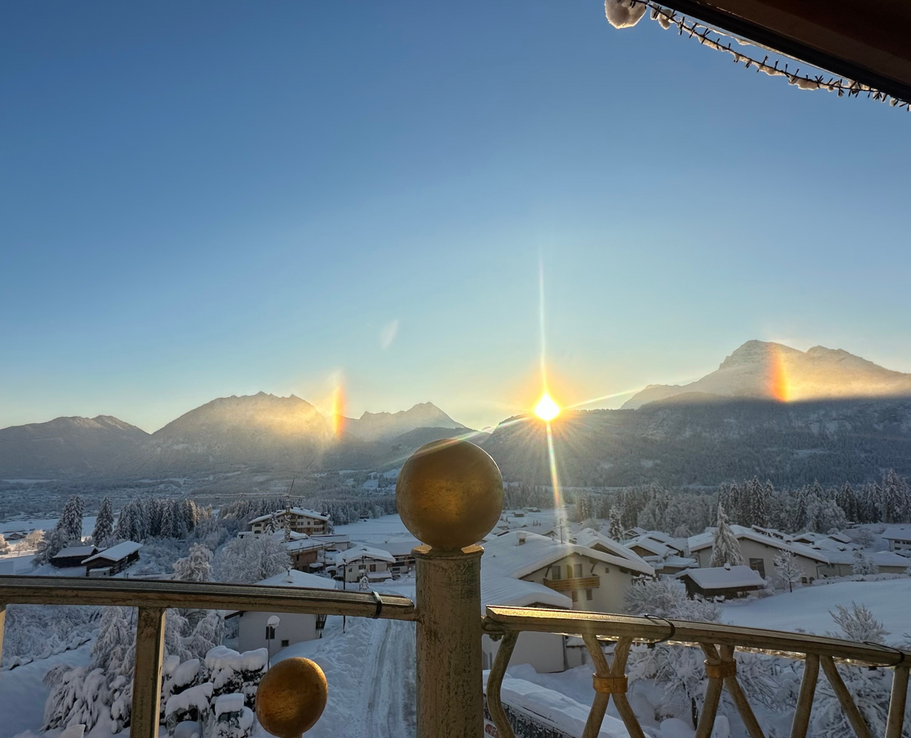 Zonsopgang boven besneeuwd Alpenlandschap, gezien vanaf het balkon