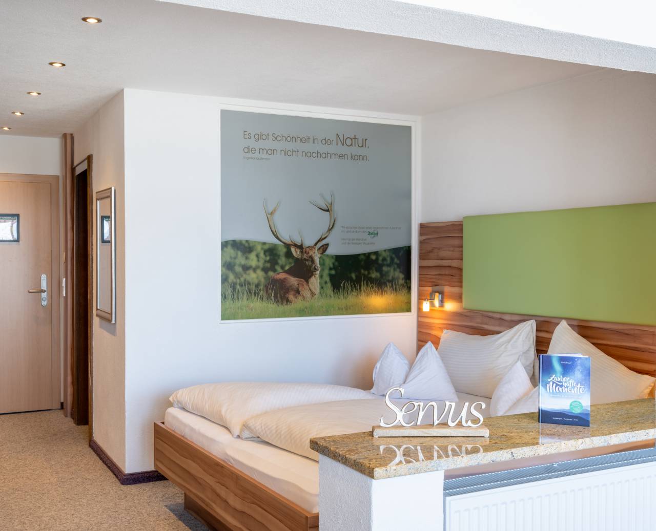 Moderne tweepersoonskamer met natuurfoto en gezellig houten bed