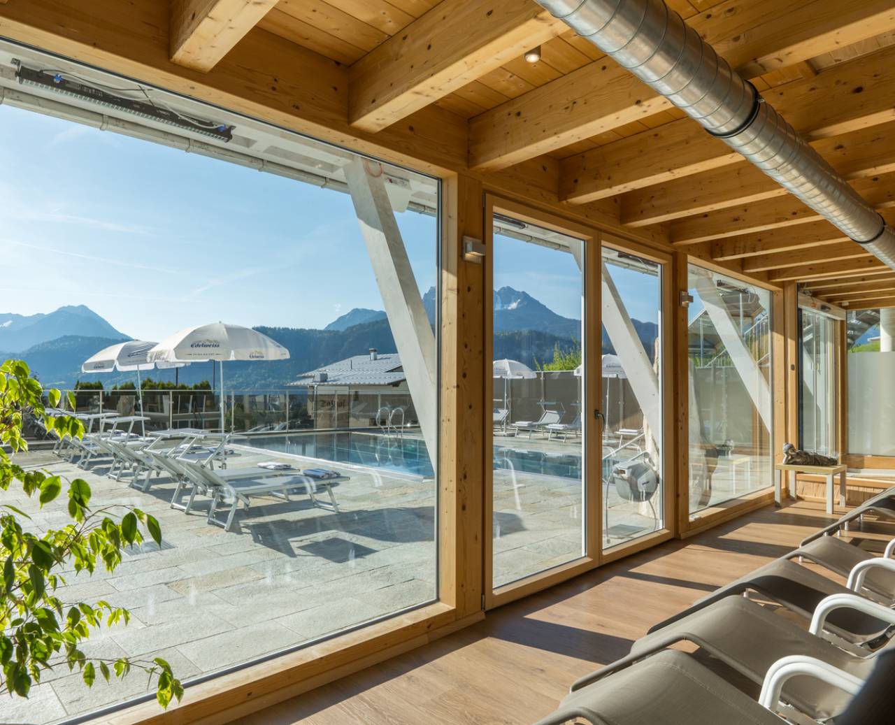 Relaxation room with a view of the pool and the mountains