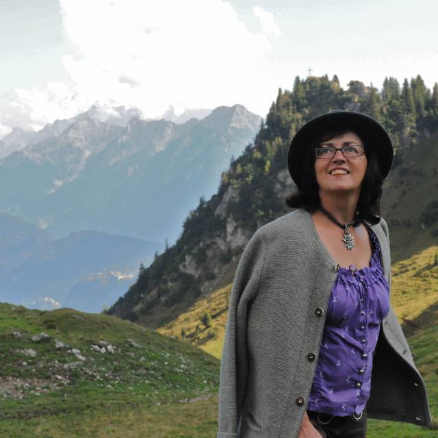 Gastgeberin Hedi Weirather beim Wandern in den Bergen in der Natur im Sommer