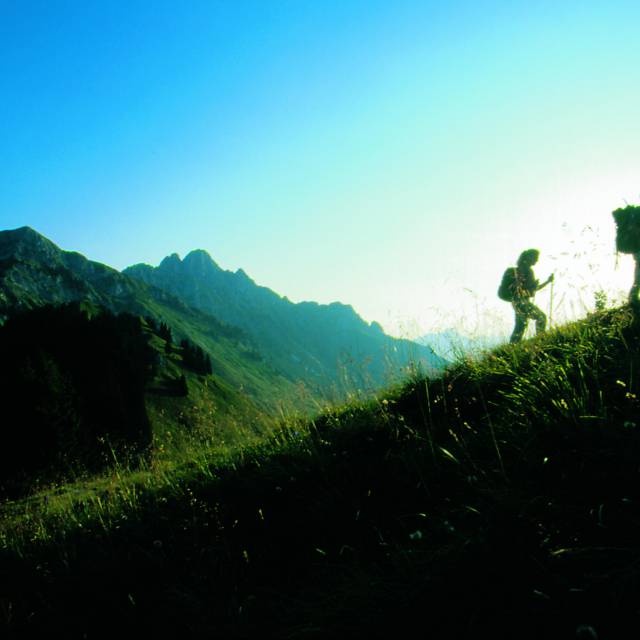 Paar beim Aufstieg zur Morgenstunde mit schönem Panorama im Hintergrund