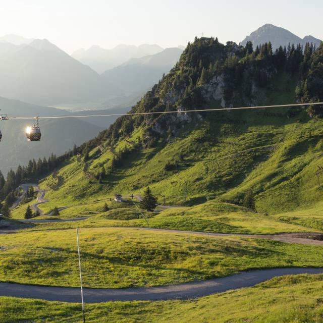 Bergbahn zum Hahnenkamm mit Panoramablick im Sommer