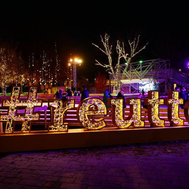 Beleuchteter Schriftzug #reutte bei Nacht vor festlicher Kulisse im Winter