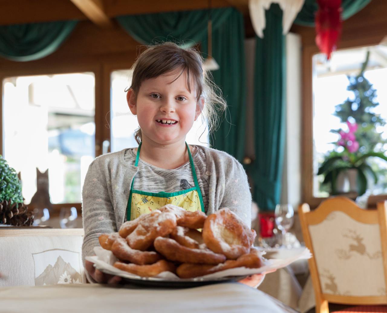 Gastgeberfamilie Weirather mit frischen Kiachln im Restaurant