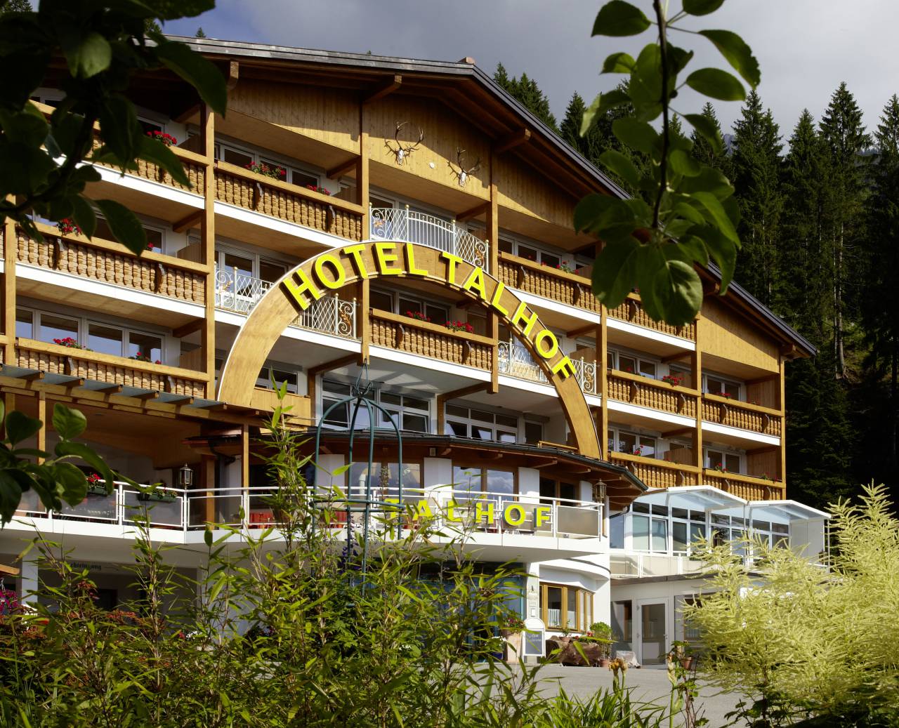 Außenfassade und Eingangsbereich des Panoramahotel Talhof in Wängle bei Reutte 