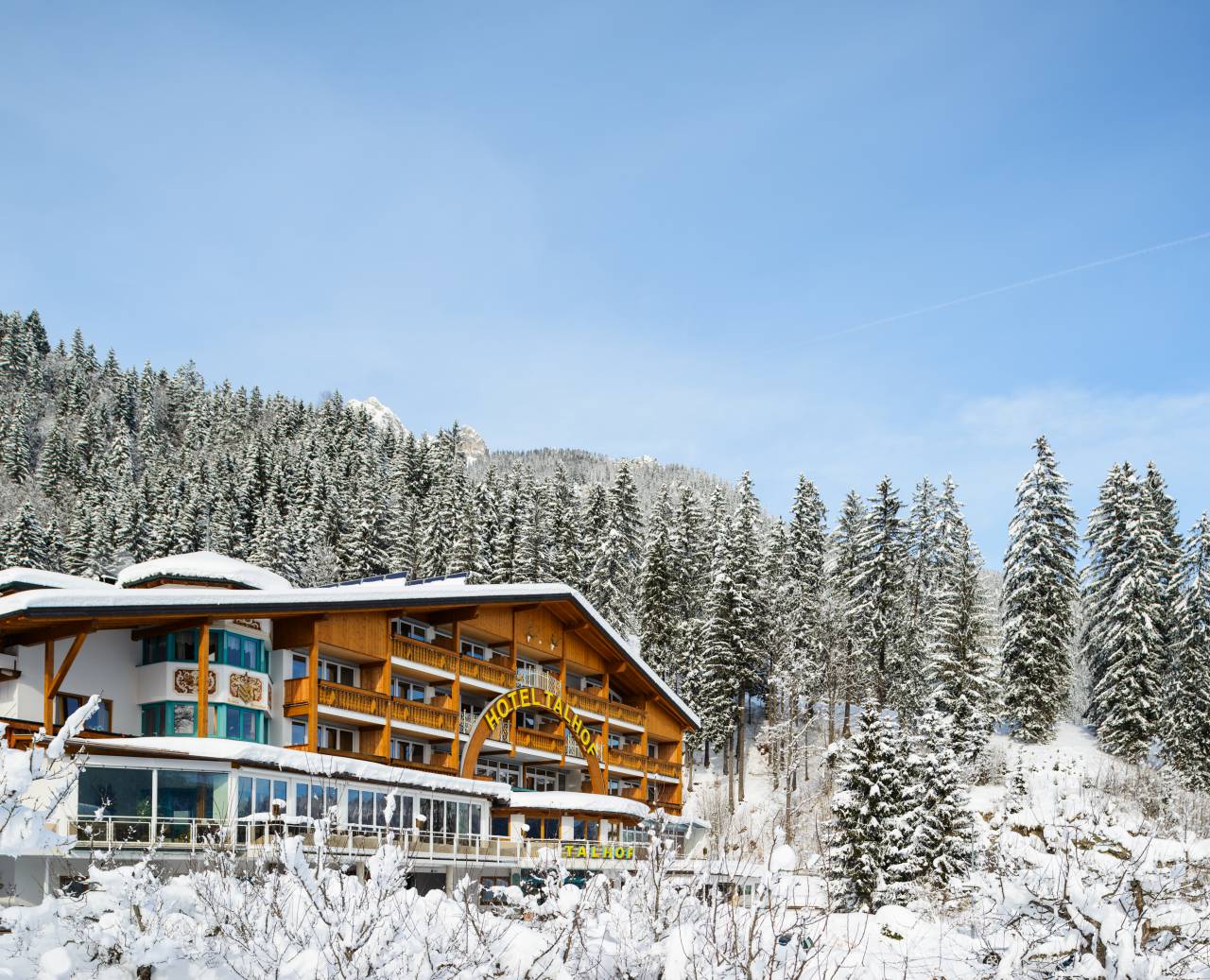Panoramahotel Talhof inmitten der verschneiten Winterlandschaft in den Bergen