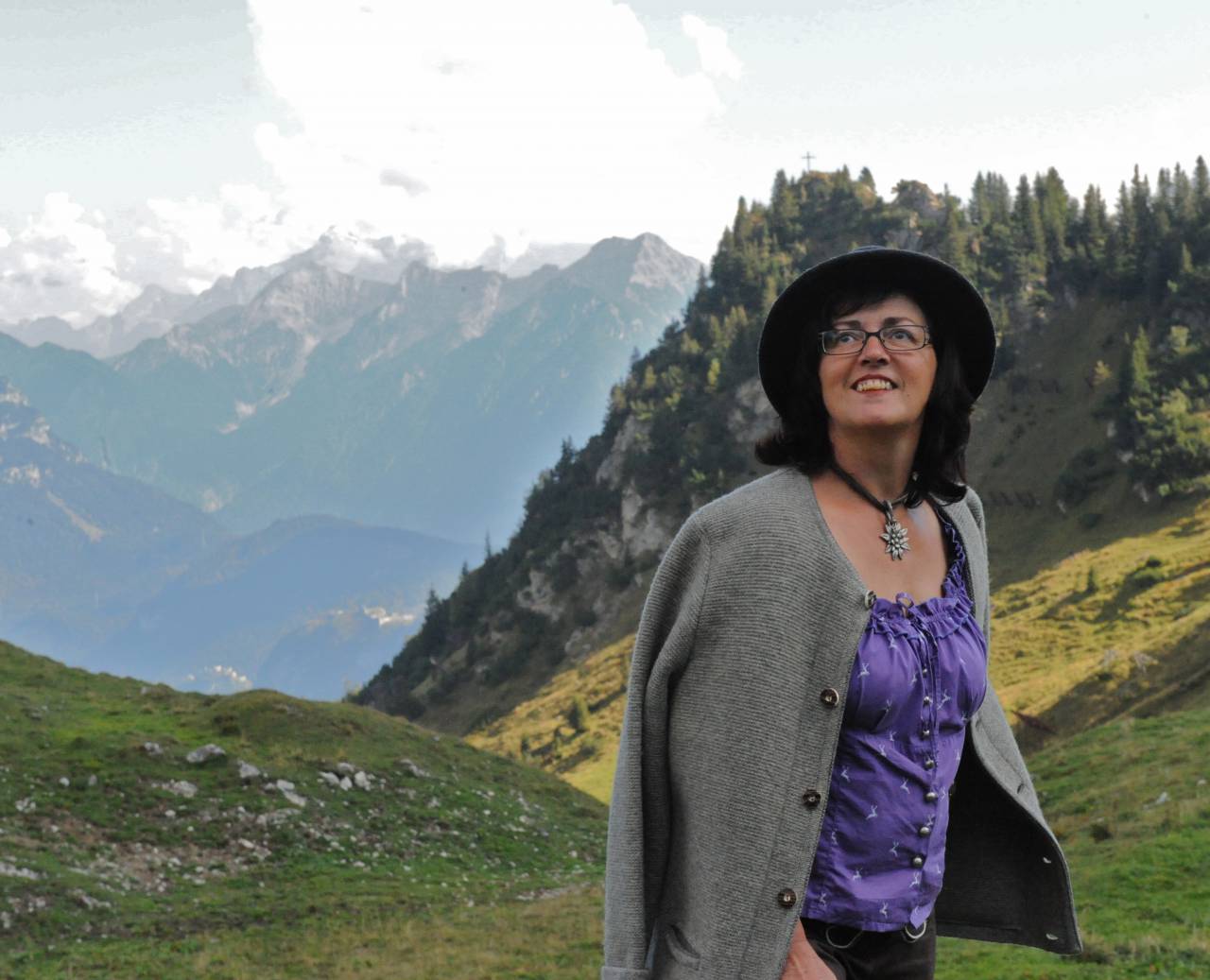 Gastgeberin Hedi Weirather beim Wandern in den Bergen in der Natur im Sommer