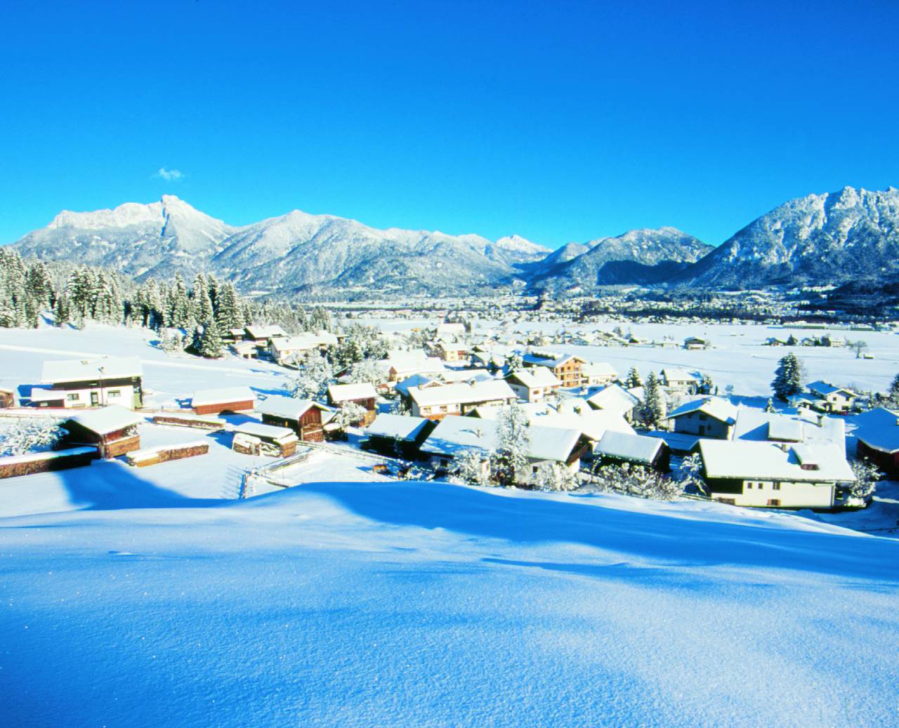 Wängle bei Reutte im Winter mit Neuschnee und Blick auf das Bergpanorama