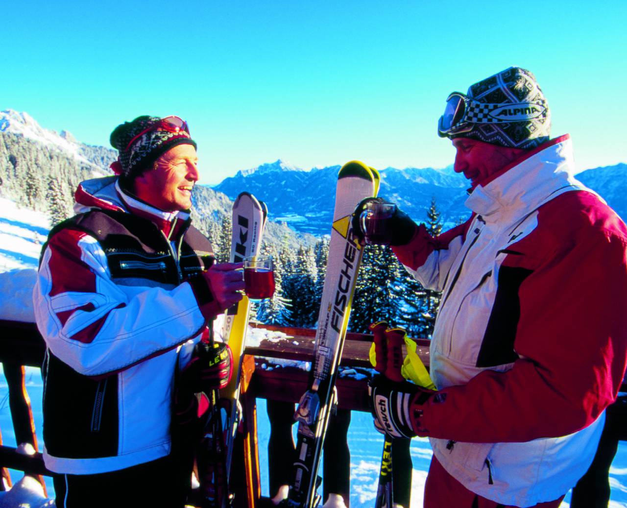 Skifahrer bei einer Pause mit Tee im Skigebiet