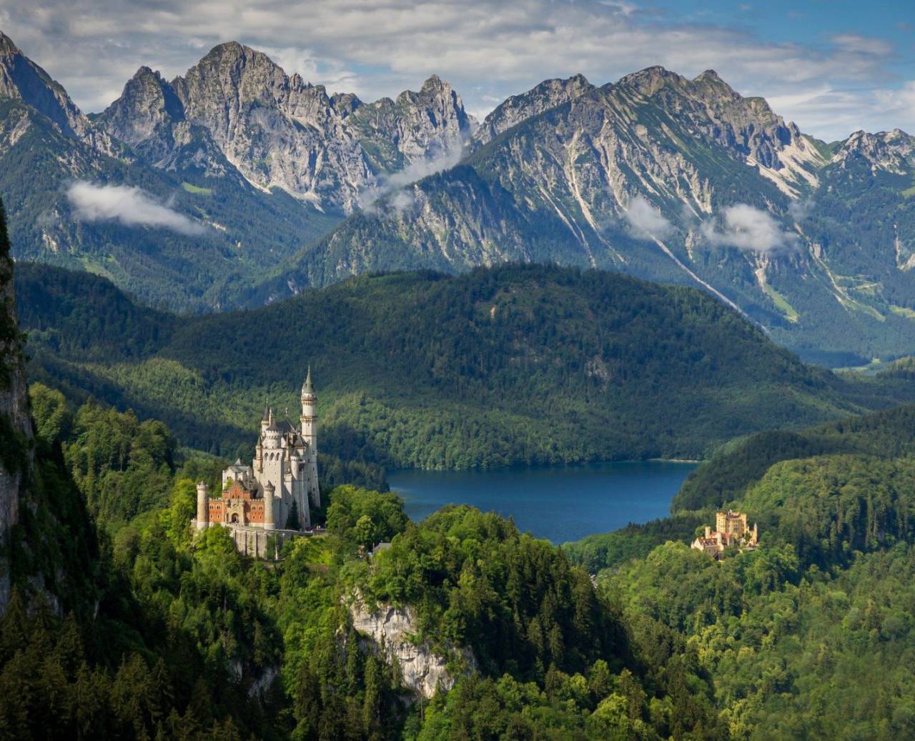 Schloss Neuschwanstein und Schloss Hohenschwangau mit Blick auf die Bergkulisse