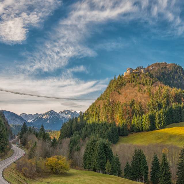 Blick von einer Landstraße auf die Hängebrücke highline179 und die Burgruine Ehrenberg