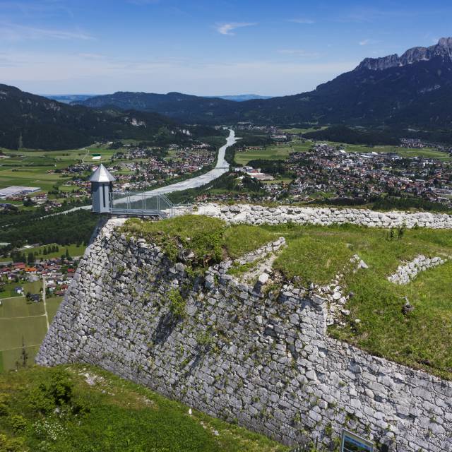 Luftaufnahme vom Aussichtspunkt im Naturpark Tiroler Lech mit Blick auf die Berge