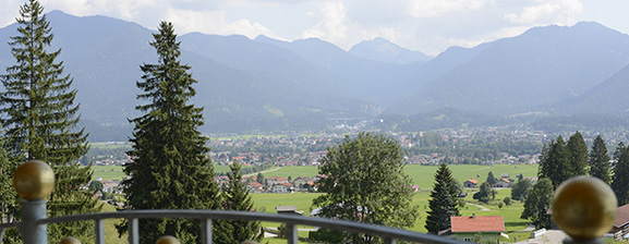 Panoramablick ins Tal und auf die umliegenden Berge